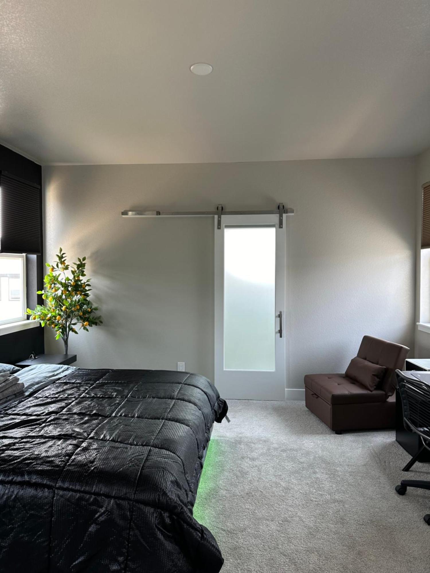 New Modern Contemporary House By The Airport And Gaylord Ferienhaus *